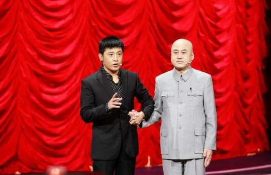 那年，小品演员孙涛聊起方清平的“囧”事，孙涛说：“他第一次上春晚，跟个木头桩子一