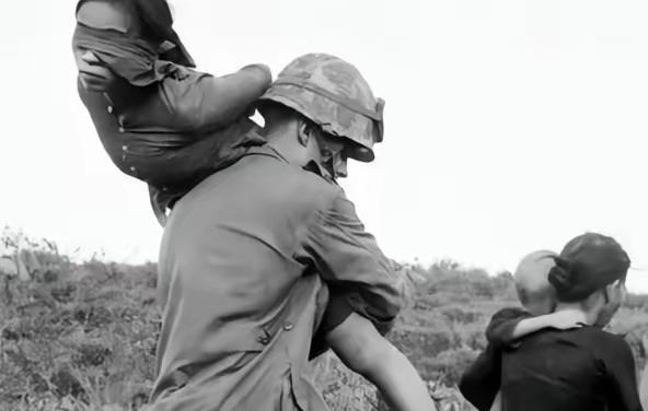 1959年越战奇景：越南女士兵脱衣被俘，真相远比“色诱”残酷1959年的越