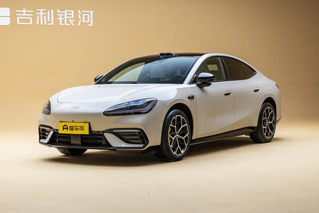 7月21日，吉利银河TTUltra版正式开启预售，新车定位于中大型纯