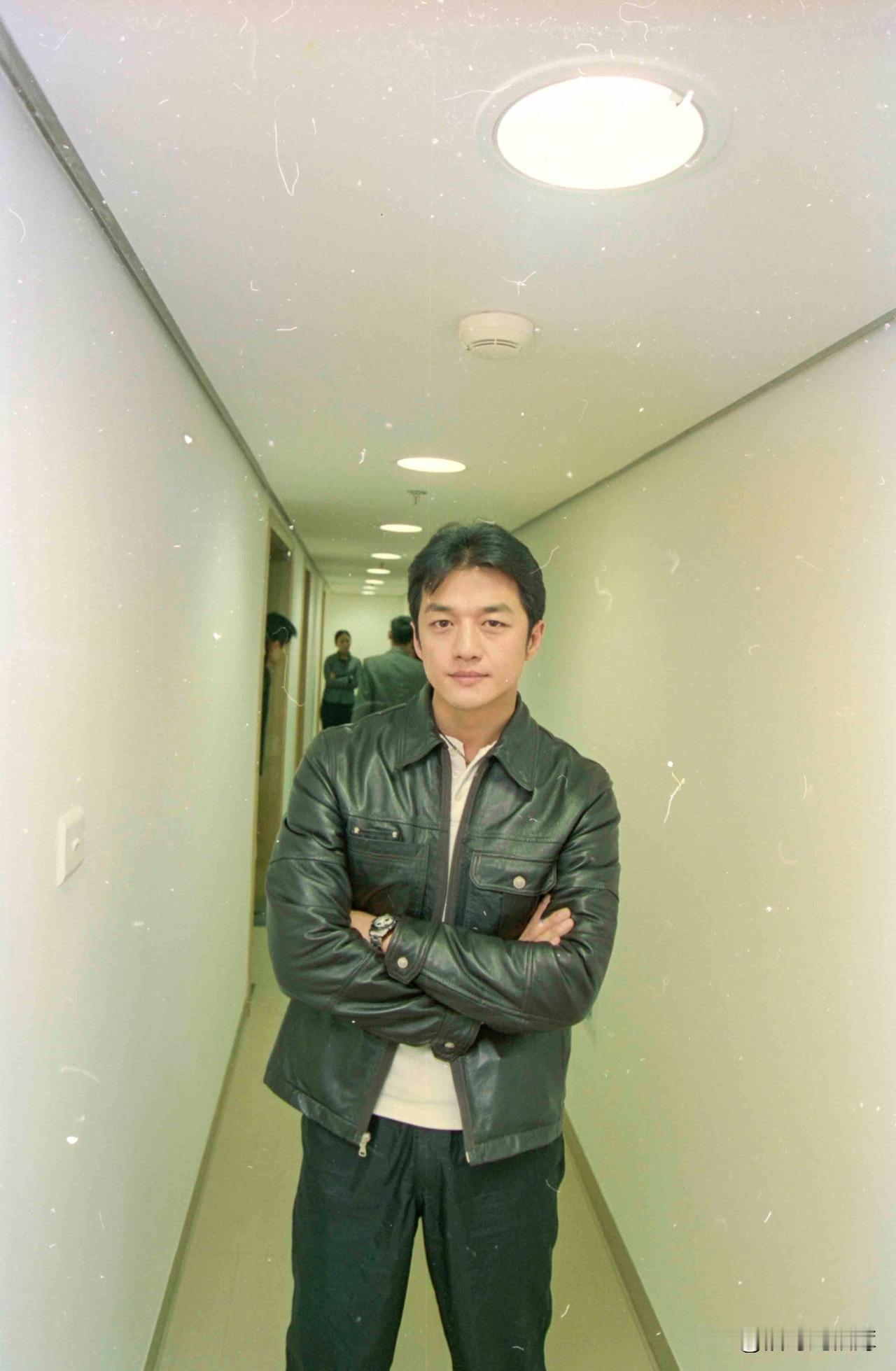 李亚鹏读书的时候是竞赛生，数理化很强，进了学渣成群的演艺圈后，心理上总觉得自己和