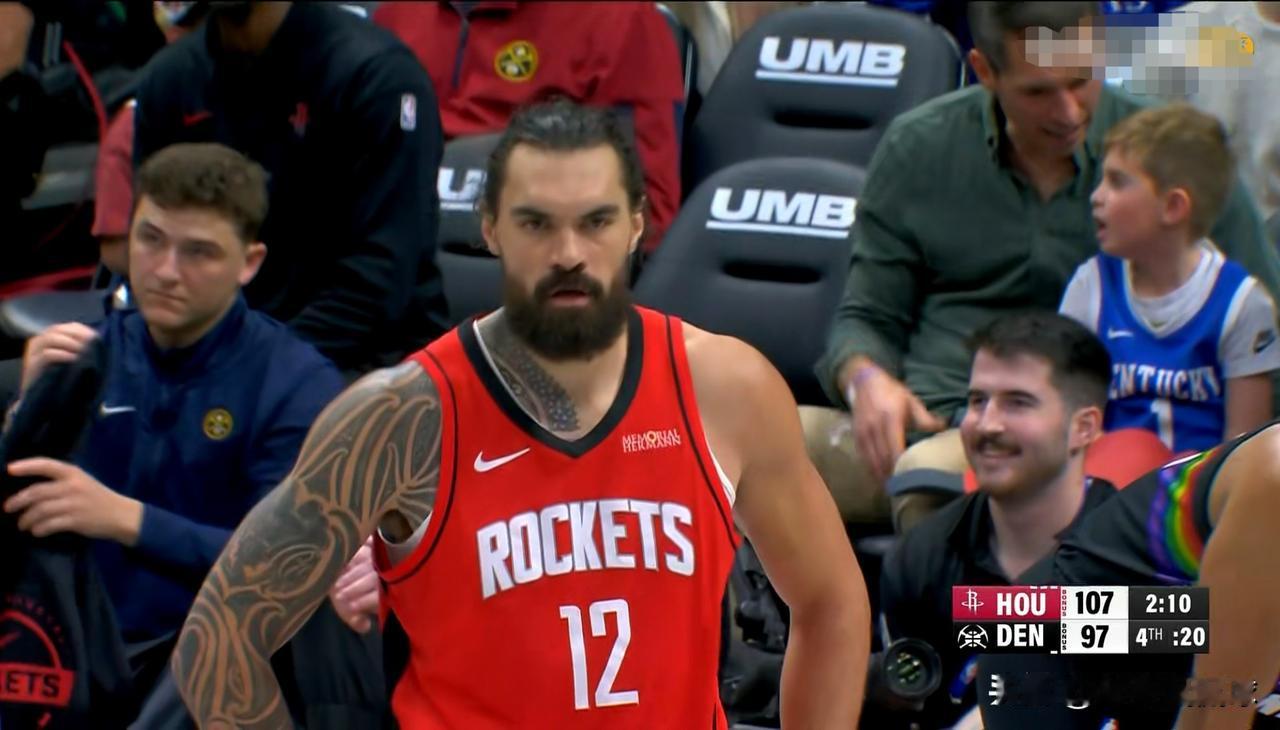 火箭老将亚当斯真是太让人惊奇了！在今天火箭客场以115：101击败掘金的比赛中，