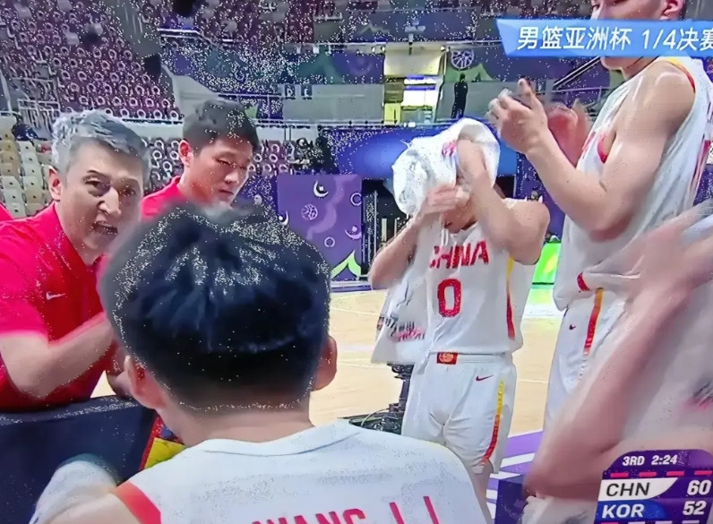 不比不知道，一比见高低。中国男篮，时隔十年，进亚洲四强，主帅郭士强和女篮宫鲁鸣比