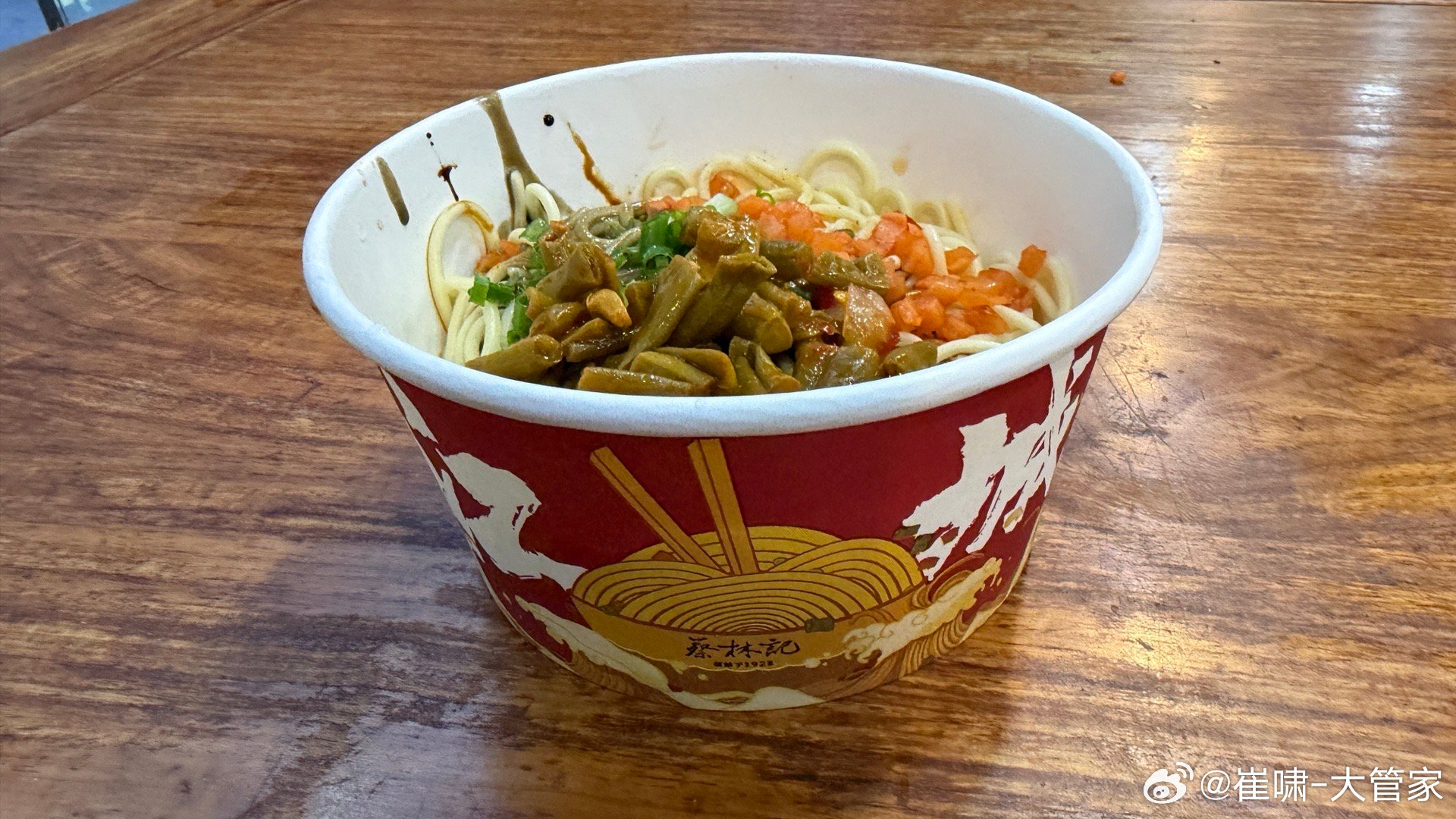 飞机落地武汉，拎着行了就冲到了航站楼的蔡林记，这家热干面确实还可以。记住别点这些