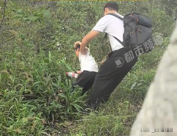 湖南，一家人来到湖南旅游，一个小孩哥，随手将喝空的矿泉水瓶子，潇洒的扔出景区护栏