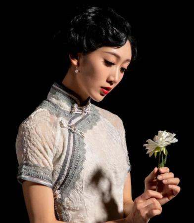 1941年，一个女囚被捕入狱后，监狱长一脸得意，解开衣扣就朝她扑了过去。