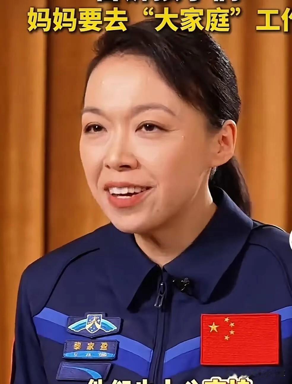 香港路政署高级工程师，在2024年突然辞去公职，带着11岁龙凤胎和9岁小女儿，举