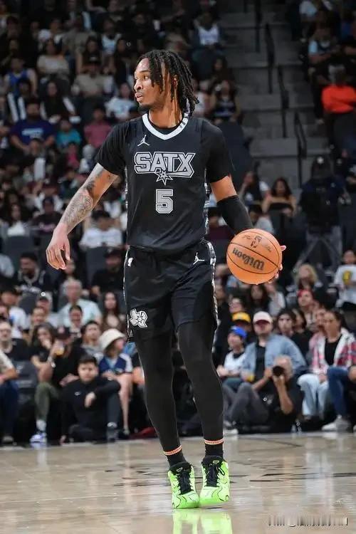 2026年NBA新秀赛二年级球员分别是:榜眼，奇才中锋萨尔，场均17.4分