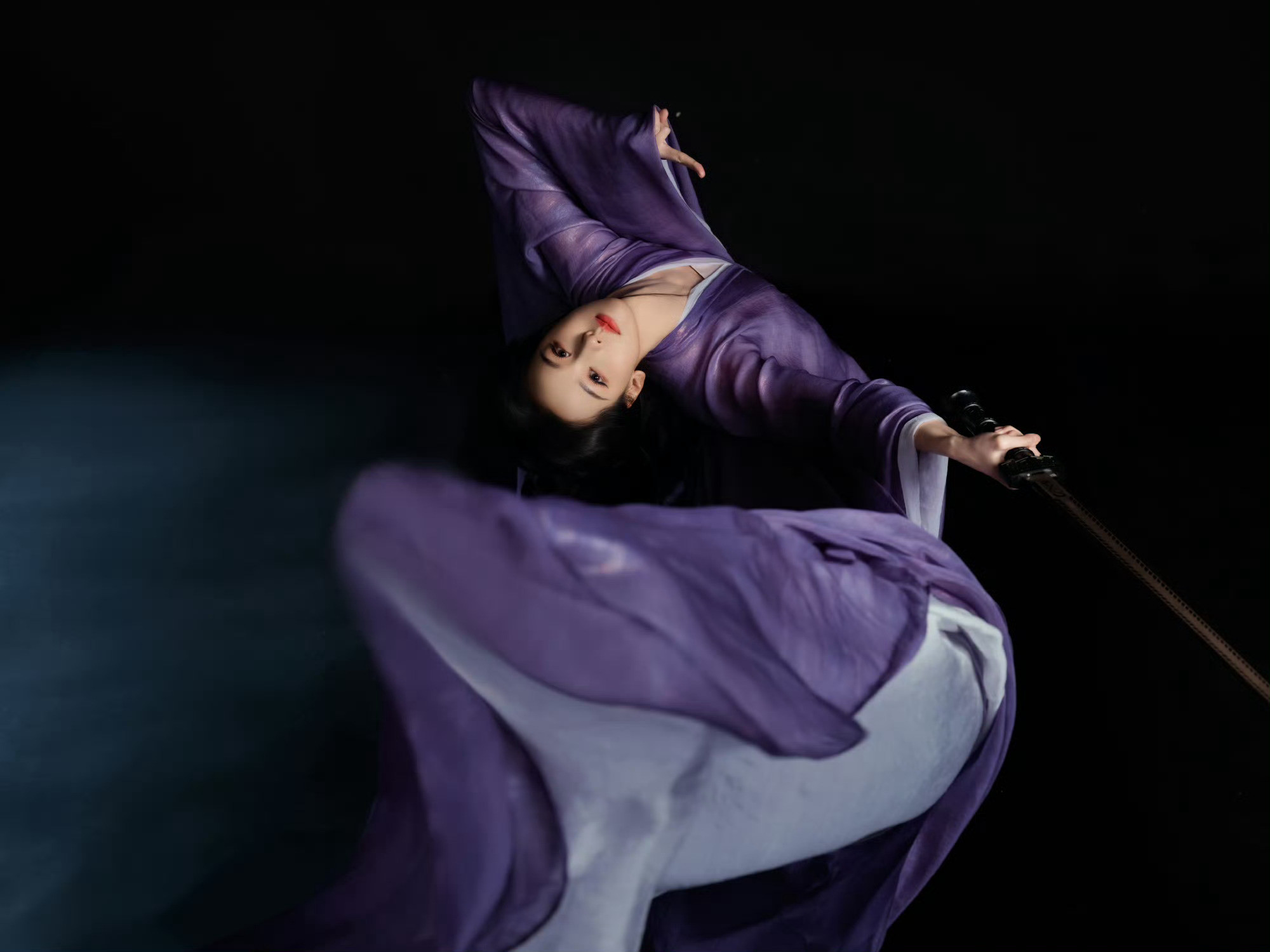 终于理解了美人都是自带三分鬼气的...陈都灵绝美紫衣写真
