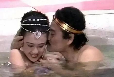 1989年，在拍摄“妲己”和“纣王”在水中嬉戏的那场戏时，56岁的达奇提议加一场