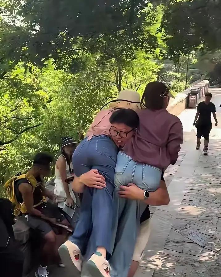 一网友带老婆和小姨子爬山，半山腰俩人都喊走不动。他随口说要不我背你们上去，小姨