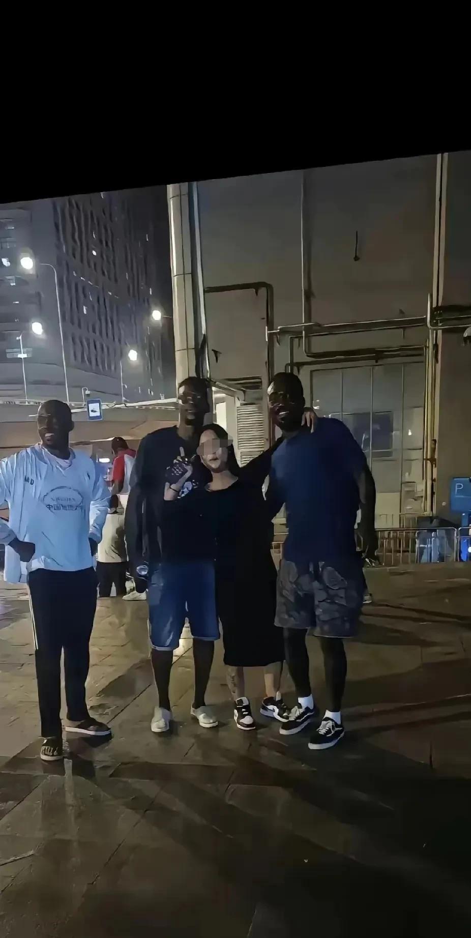 族群的争夺，首先就是围猎女人黑人一旦大量进入中国，那么会发生什么。其实不用猜测