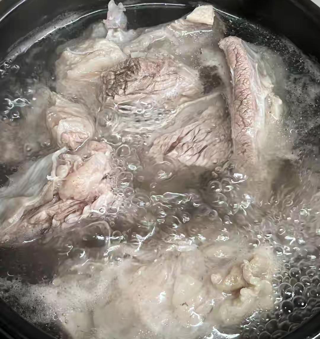 吃了30年的肉，才发现“盐水煮”挺香！肉不腥不柴，少油也舒服前阵子家里长辈来