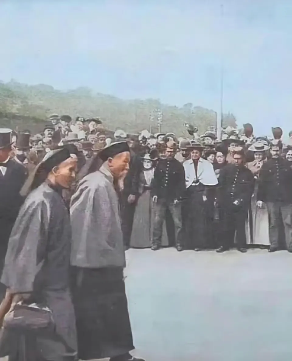 1896年，李鸿章大摇大摆地跑到美国，想要给美国人瞧一瞧他的中国风。他特意穿上了