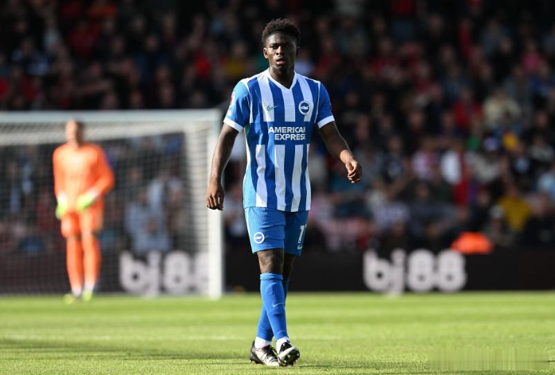 据罗马诺报道曼联中场引援时表示，俱乐部正密切关注多名英超中场，包括诺丁汉森林的埃