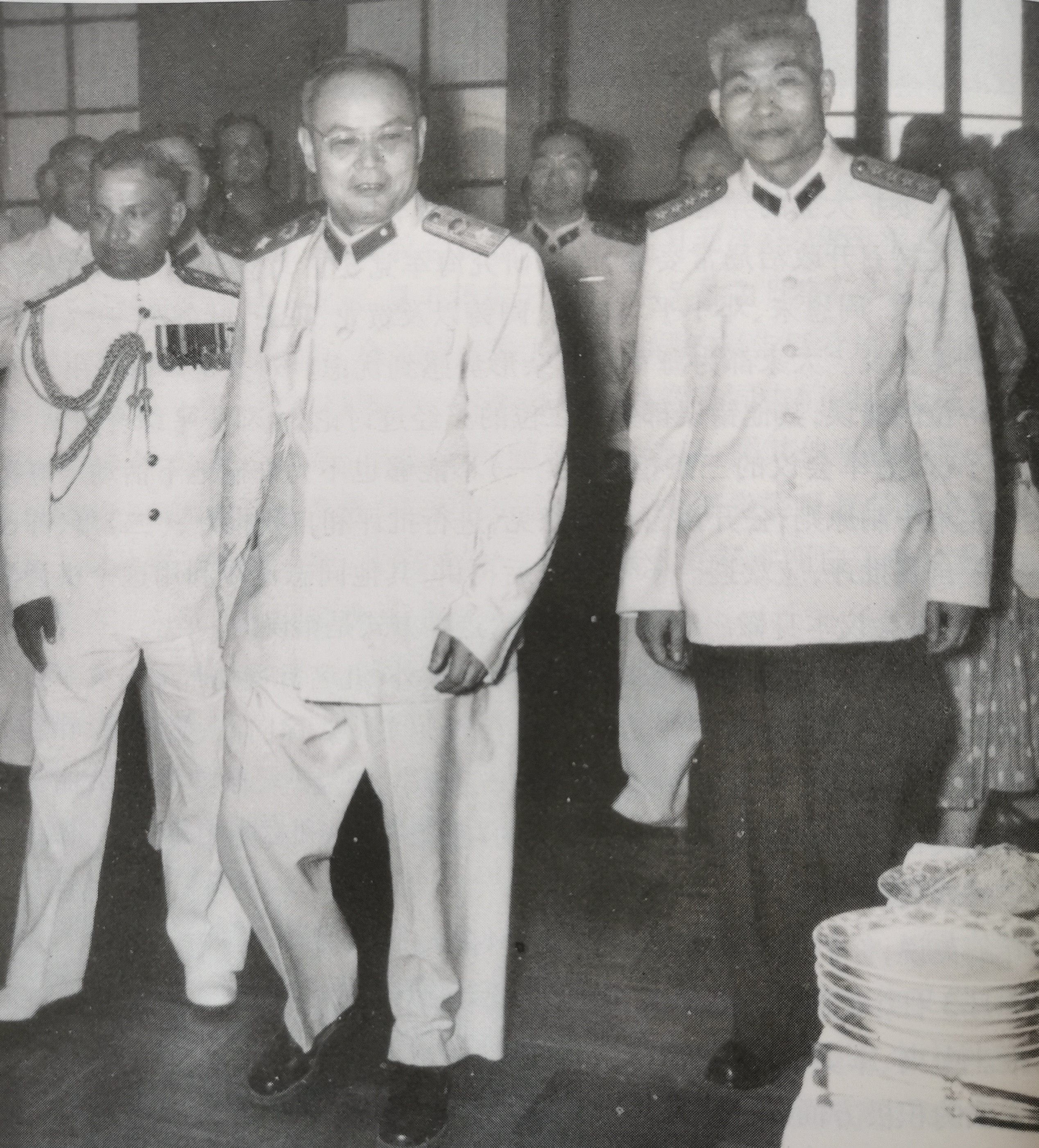 这是叶剑英元帅和萧劲光大将的罕见合影。叶剑英也穿上了海军服，非常威武帅气。这是什