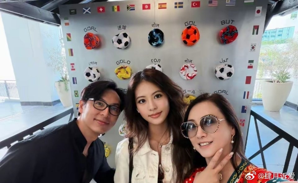 我说句不中听的，别急着给翁虹女儿封“星二代颜值天花板”。一家三口在洛杉矶墙前合