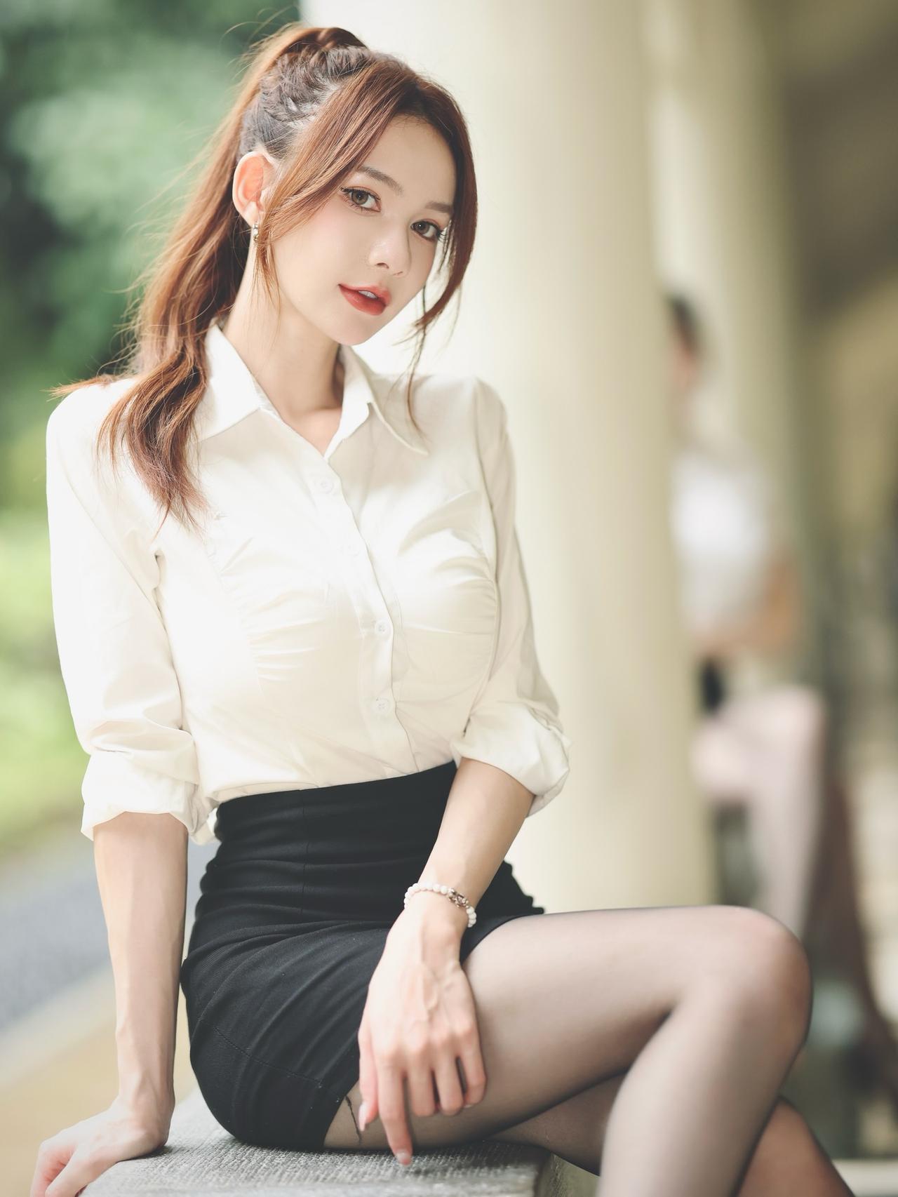 台妹画报：黑丝长腿小甜妹！