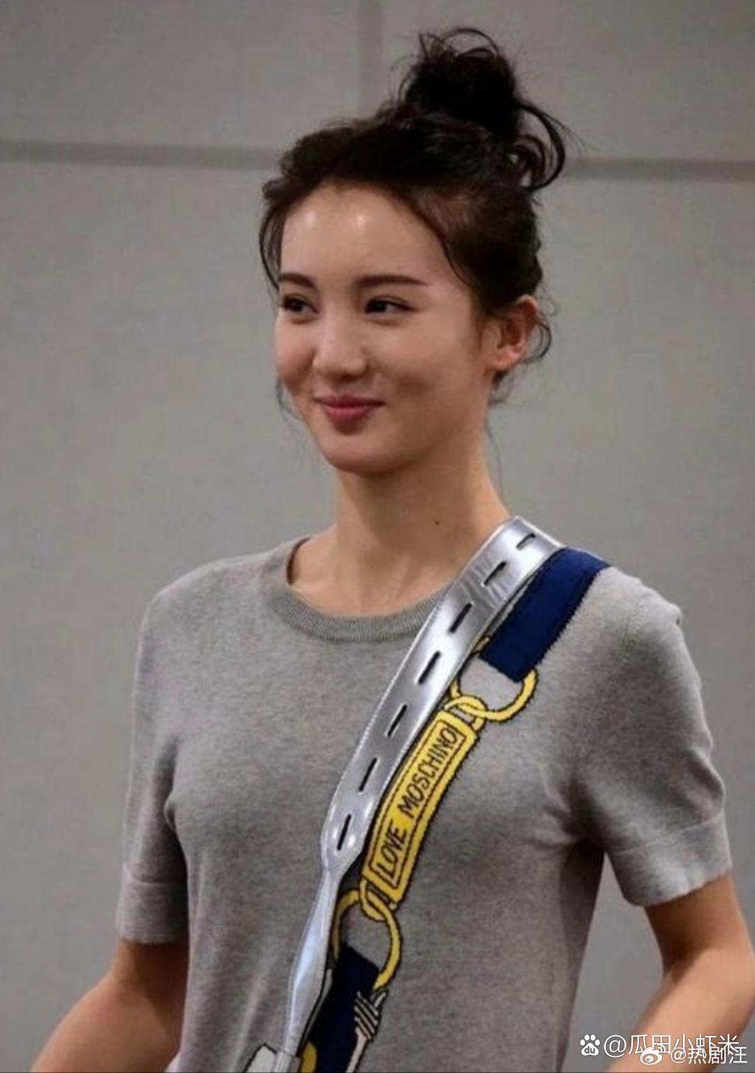 这是早期的金晨，五官柔和超级美呀！