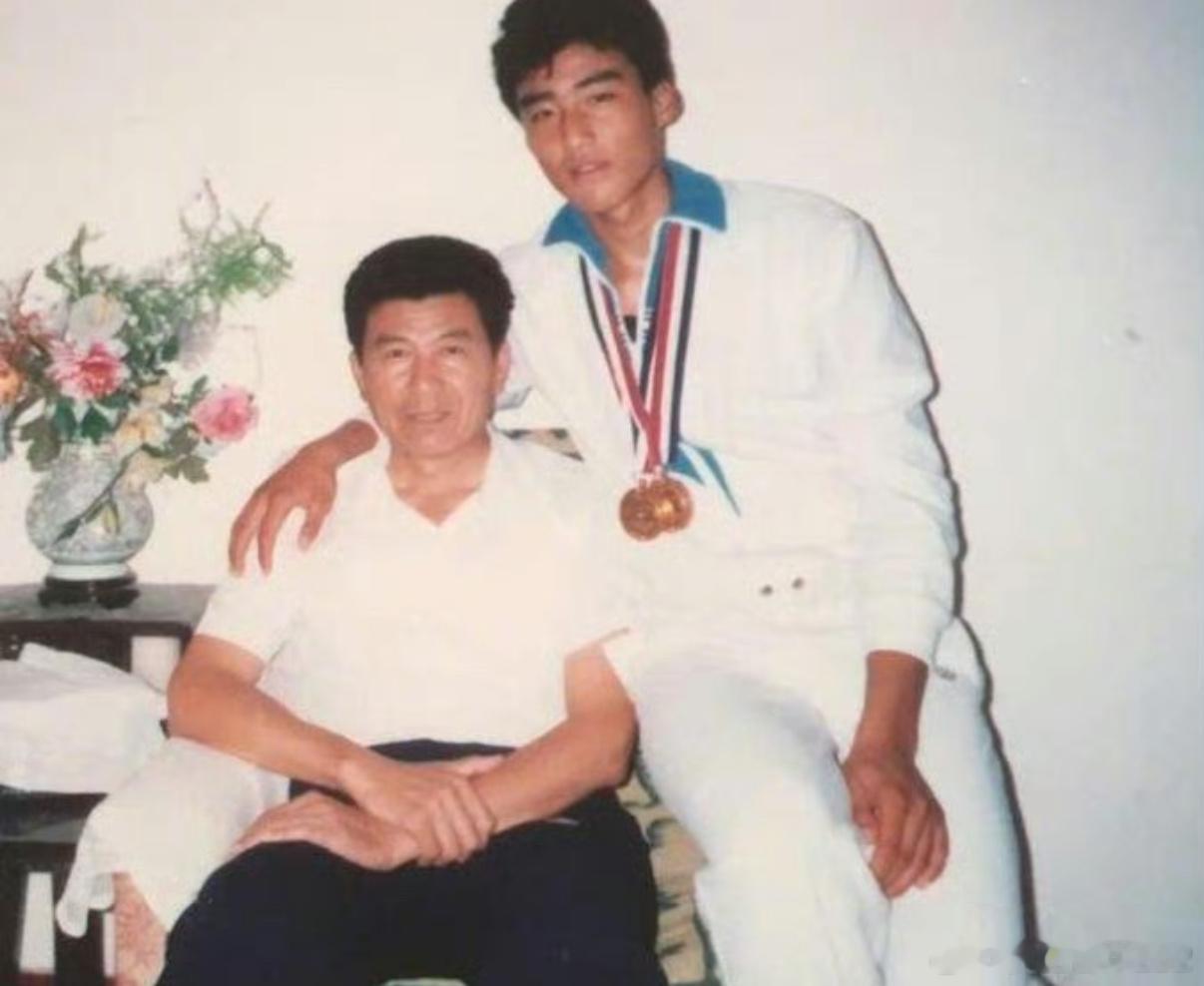 胡兵与爸爸复刻老照片胡兵年轻的时候真的特别帅特别有型而且这种照片的意义真的很大