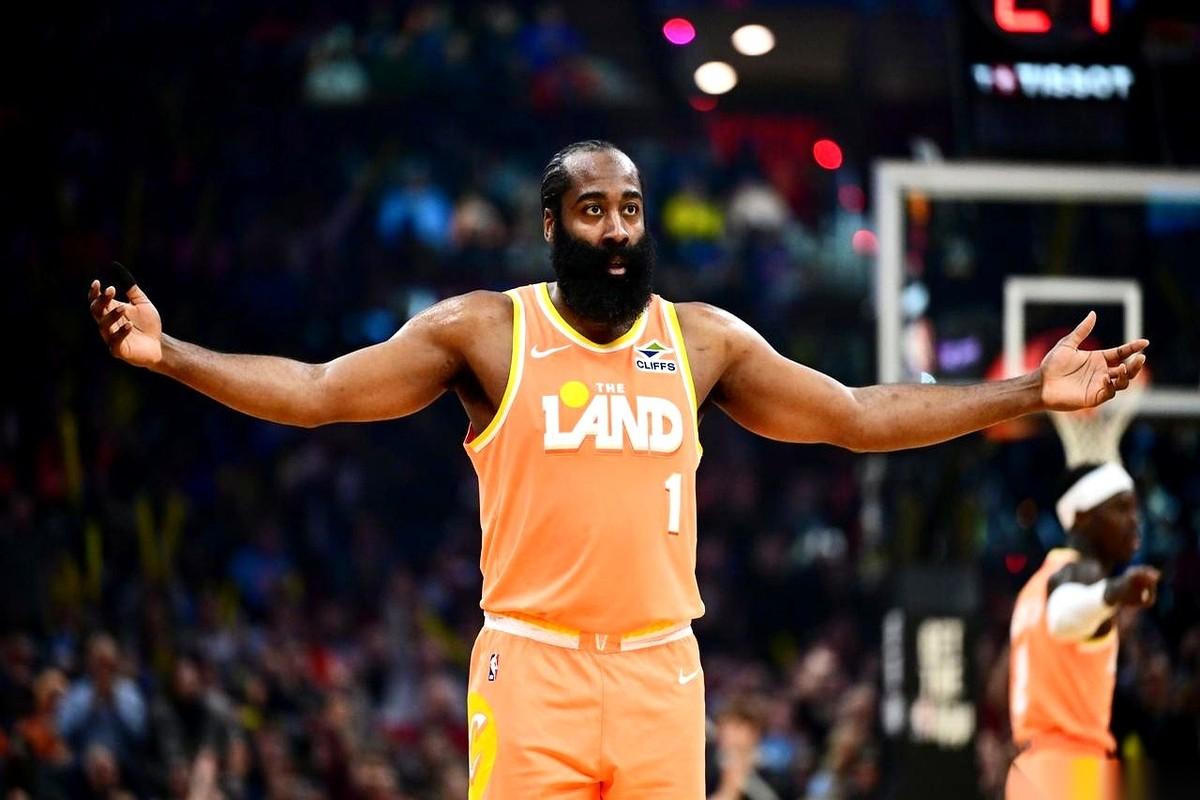 我见过绝望的，但从没见过这么绝望的。哈登还没开始进攻呢，防守他的那个大个子，心