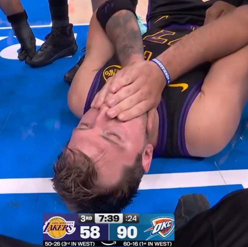 湖人队球迷洗洗睡吧！一战把湖人打回原形！卫冕冠军制造惨案，湖人三节就被打花，