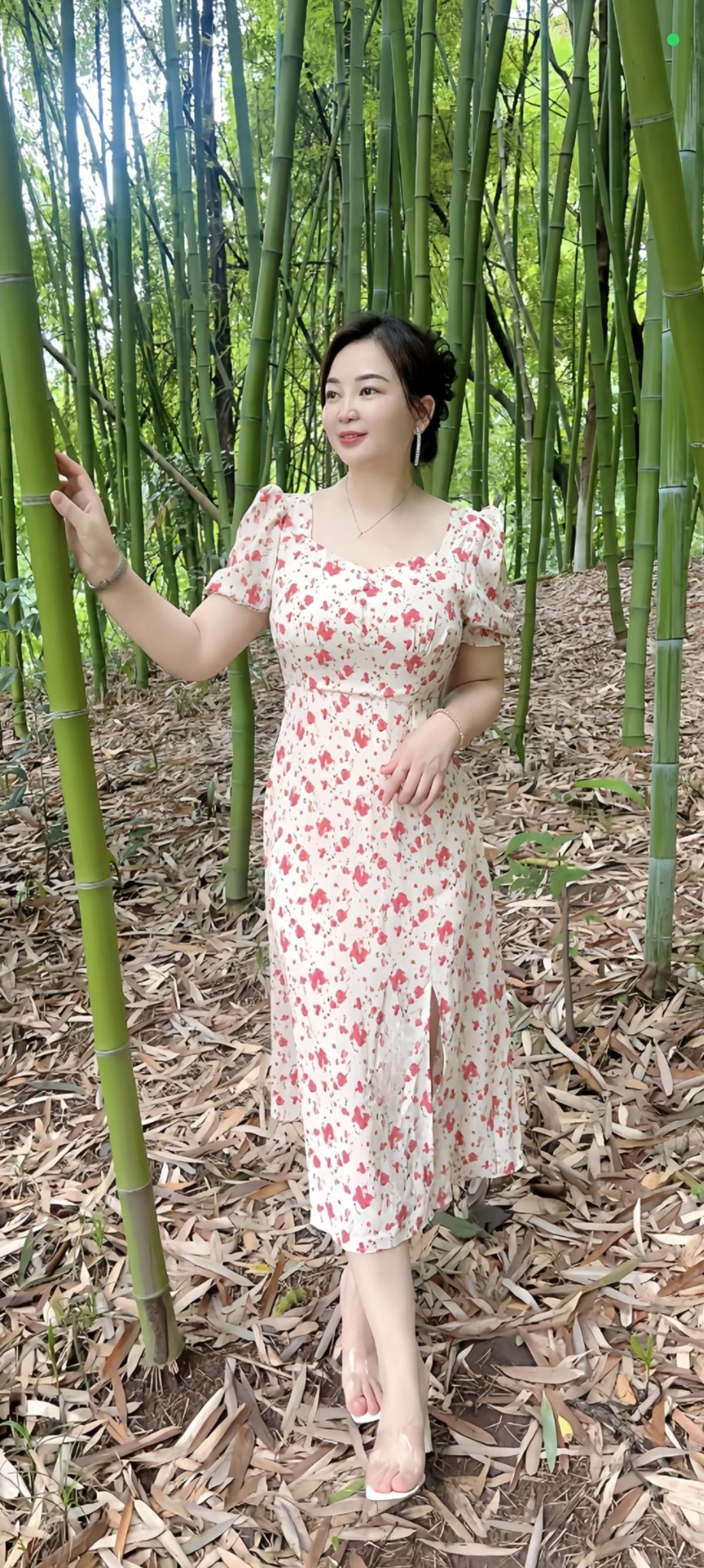 竹影婆娑，佳人倩影。
