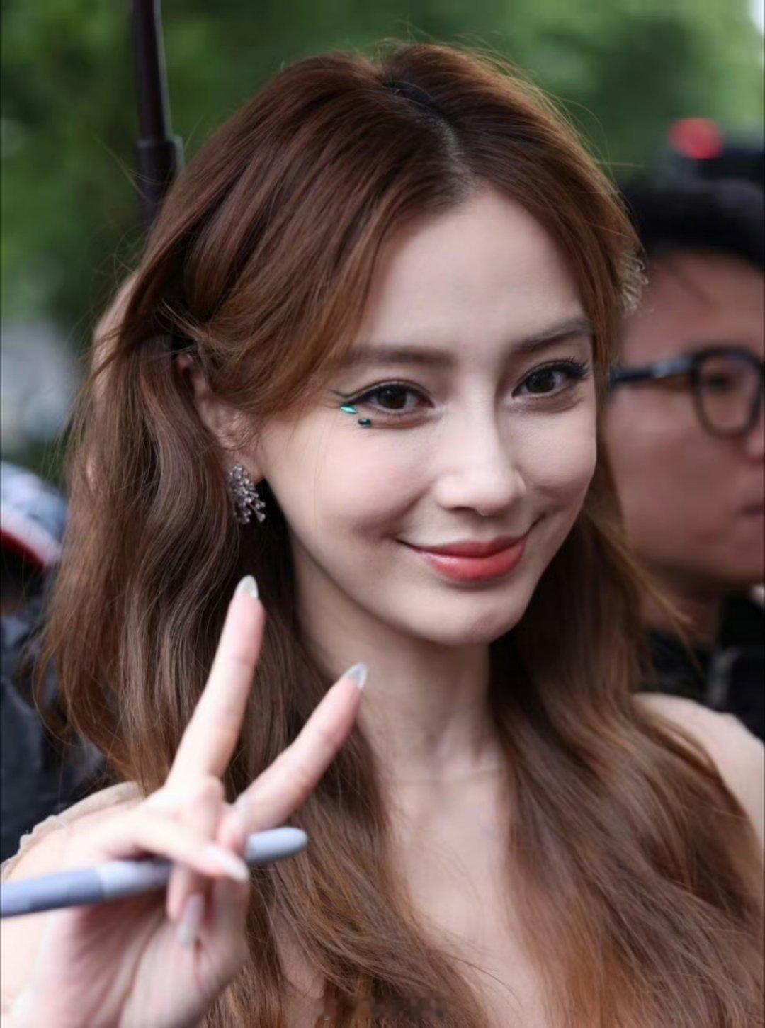 Angelababy巴黎时装周妆造来了，远看还是觉得可以的，但是近看妆容可就没以
