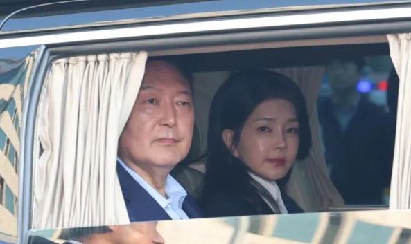 李在明的手段确实狠辣了一些，目前特检组可能还没找到尹锡悦夫妇犯罪的证据，但却给全