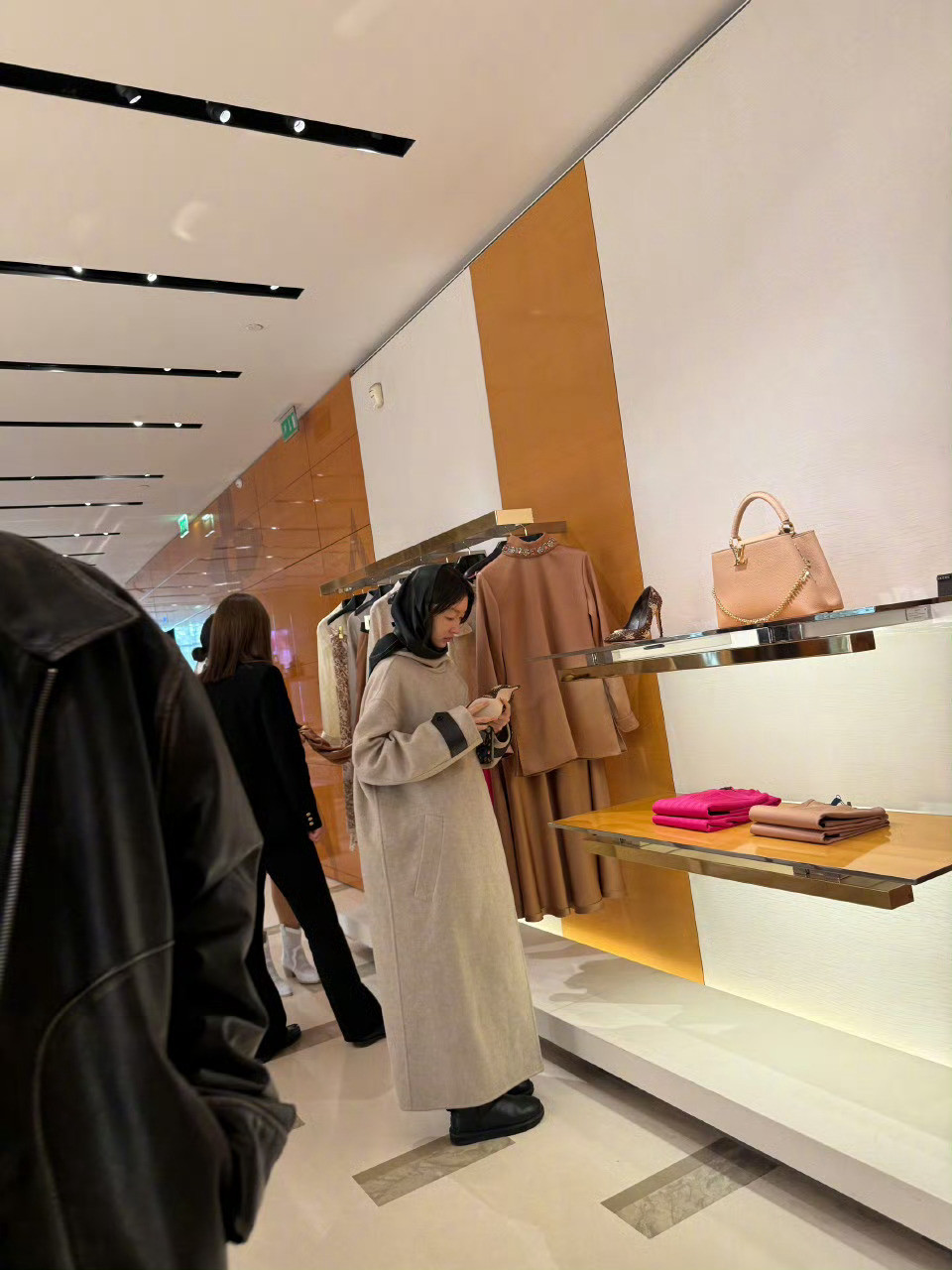 巴黎偶遇周冬雨网友在巴黎偶遇周冬雨逛街，好有质感的一套