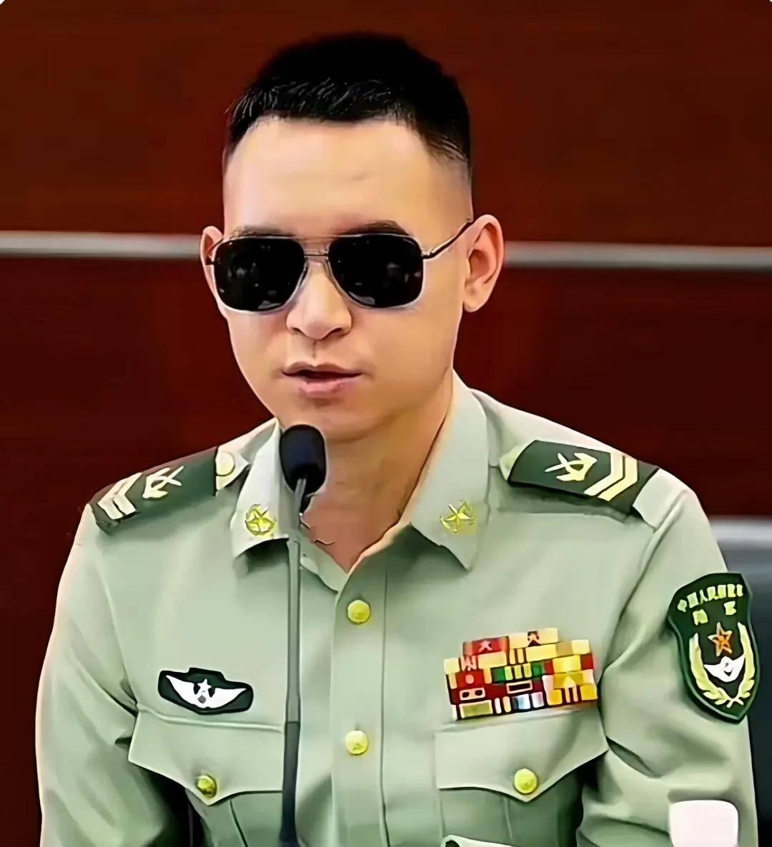 有人问，为什么杜富国失去双手双眼，还要继续留在部队呢？答案很简单：是部队需要他