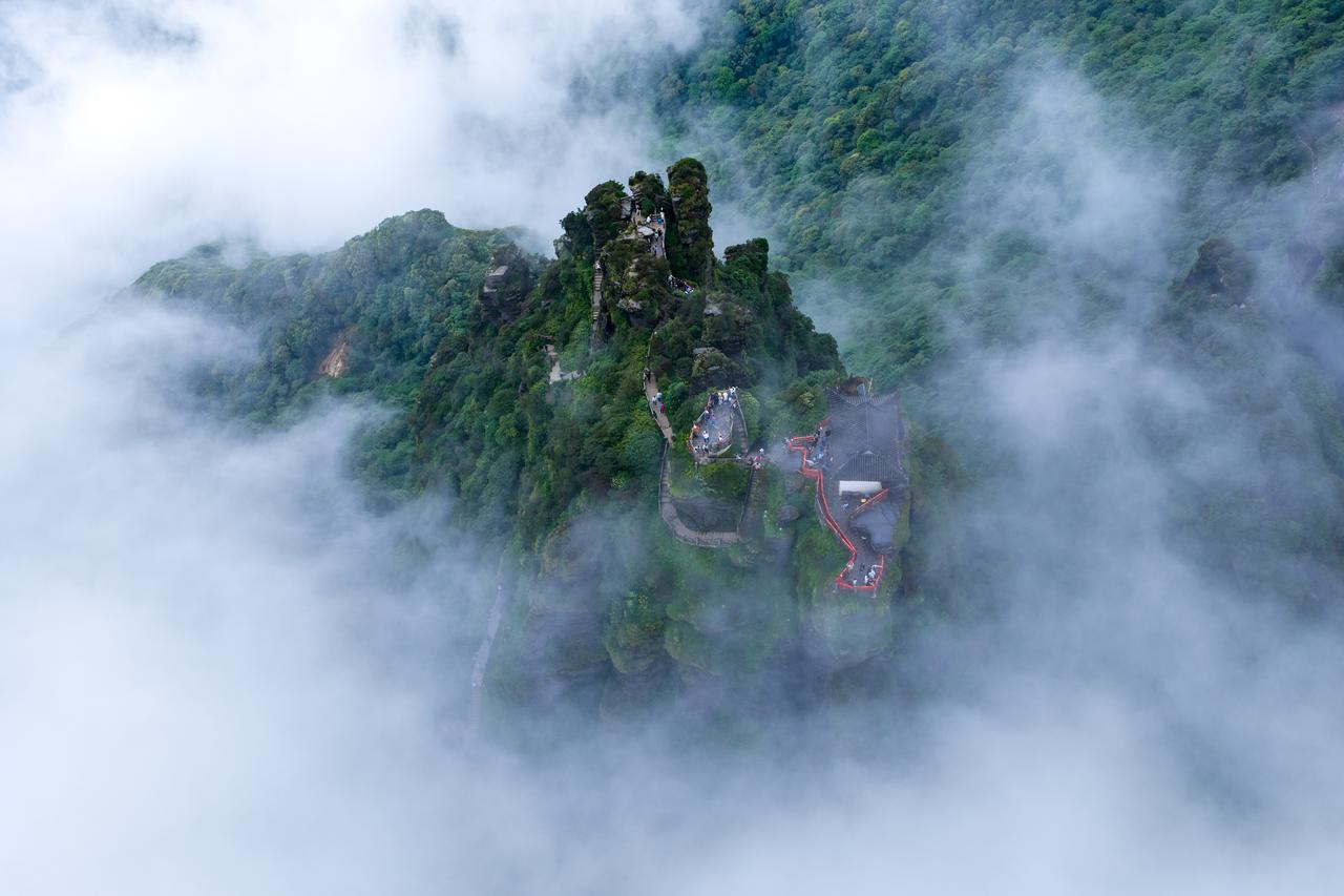 7月的梵净山，云海和日落轮番上演。清晨7点左右到山顶，云海正浓一层一层的铺到