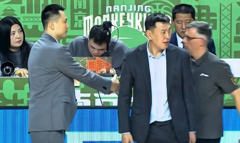 王世龙真厉害！南京105:97爆冷胜上海——卢伟脸色苍白，这阵容输球帅位有险啊！