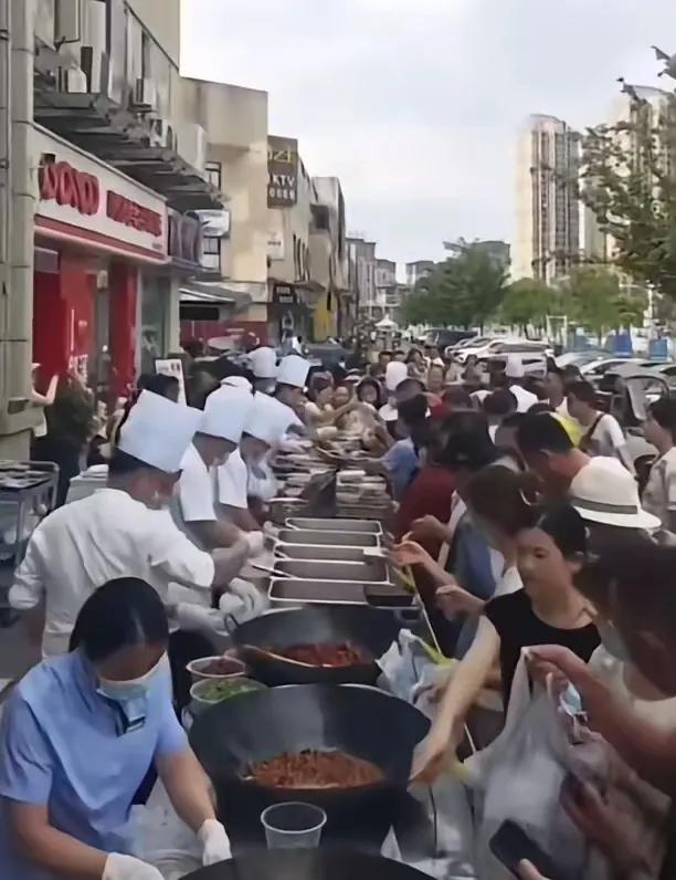 河南郑州一家五星级酒店眼看就要撑不住了，总经理王哥一拍桌子：