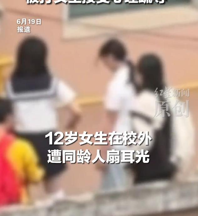 安徽庐江，张某某被同校学生围堵，两名女生代某、刘某某轮番上手打她，楼上住户刚好撞