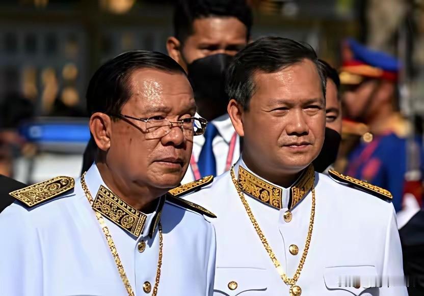 现在的泰柬边境，炮火连天。很多人纳闷：为啥咱们这边对柬埔寨挨揍一声不吭？甚至泰王