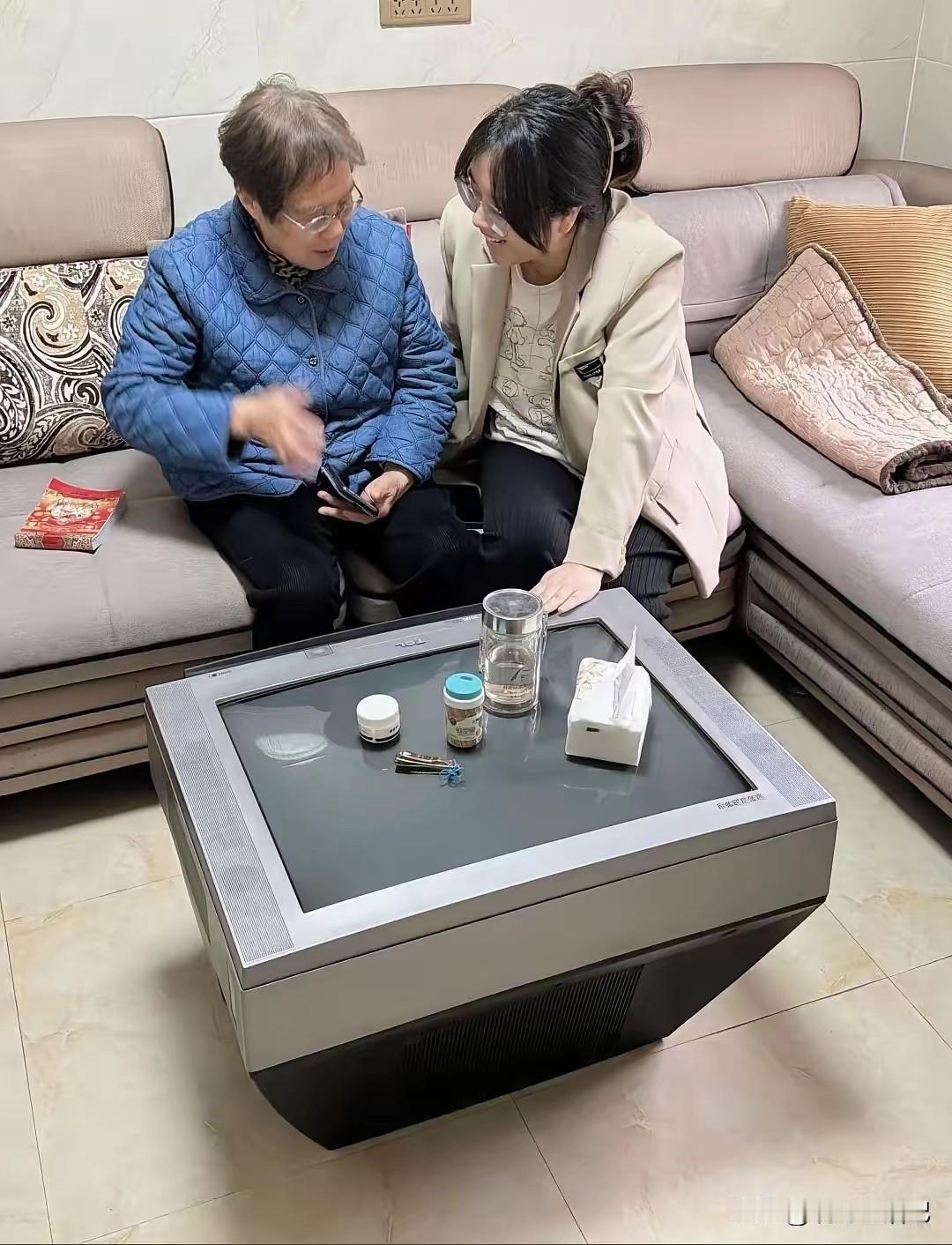 这个“茶几”挺精致的，当年的价格大几千。