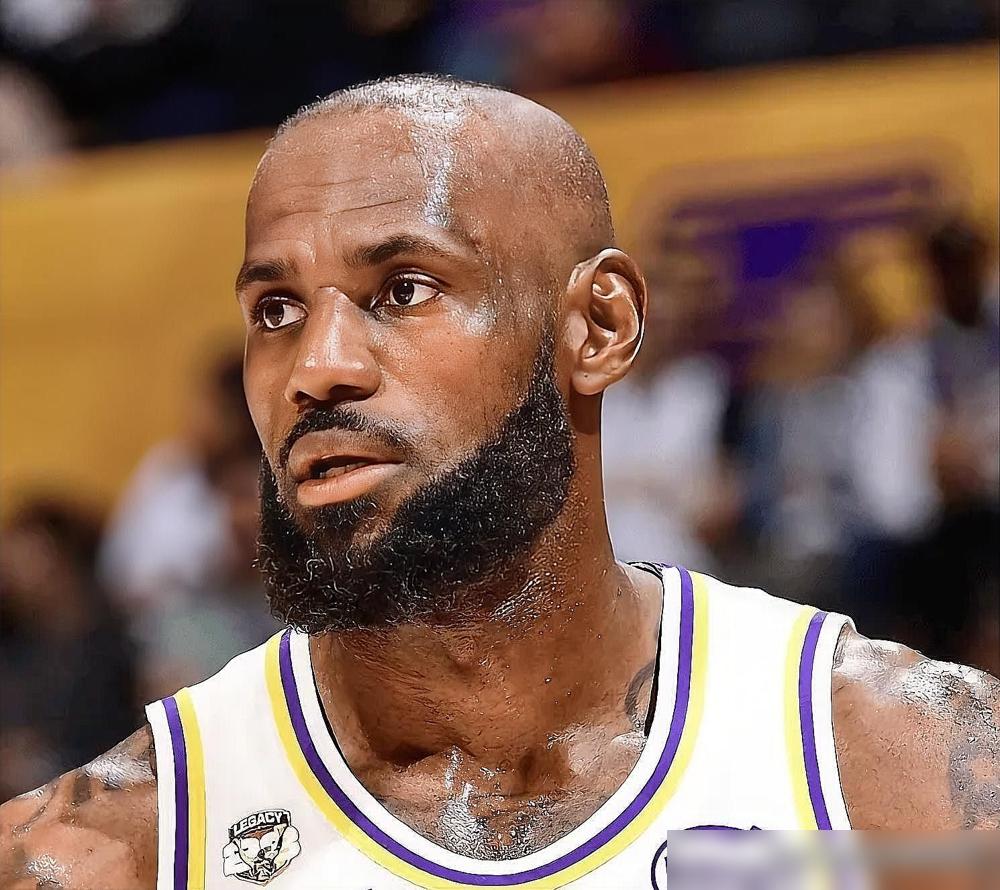 库里和格林亲自打电话招募，条件是让詹姆斯降薪90%，只拿1500万。这事就摆在桌