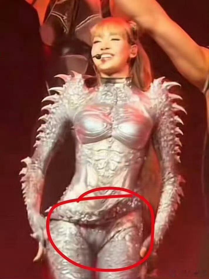 lisa演出造型惹争议审美本就没有统一答案，时尚圈疯夸普通人也许根本就看不懂！