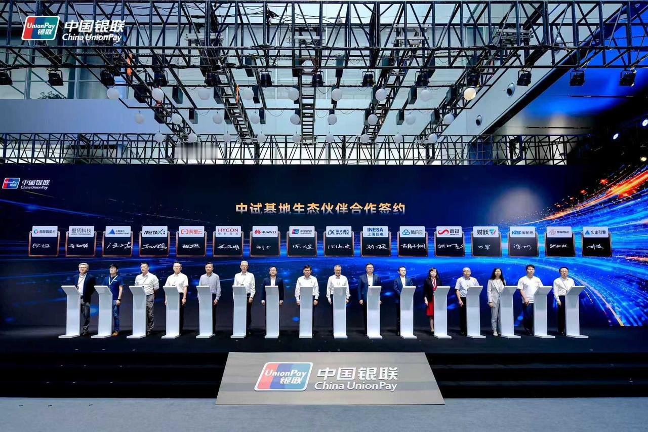 海光签下新合作，中小金融机构用AI能少交点“学费”了大银行做AI，可以自己买