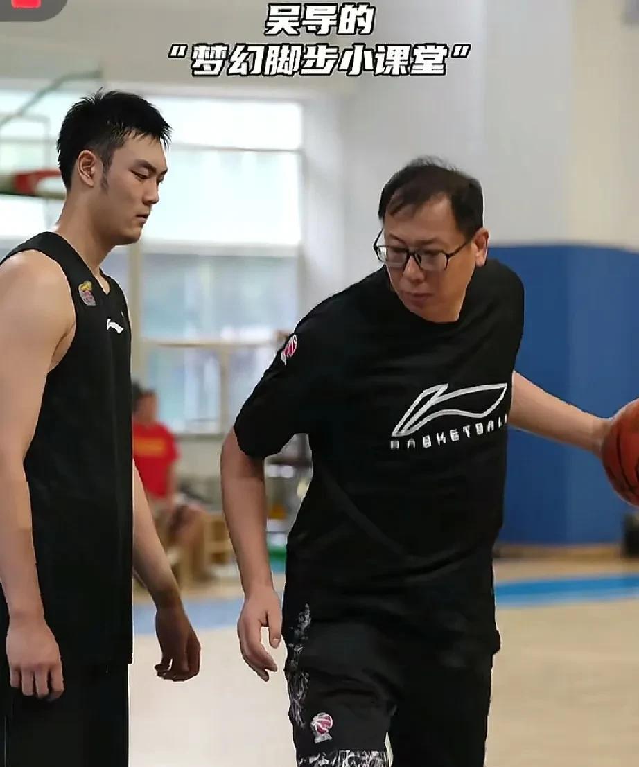 吴乃群指导真认真！辽宁男篮教练团队各伺其职！辽宁男篮目前依然在积极的训练，而吴