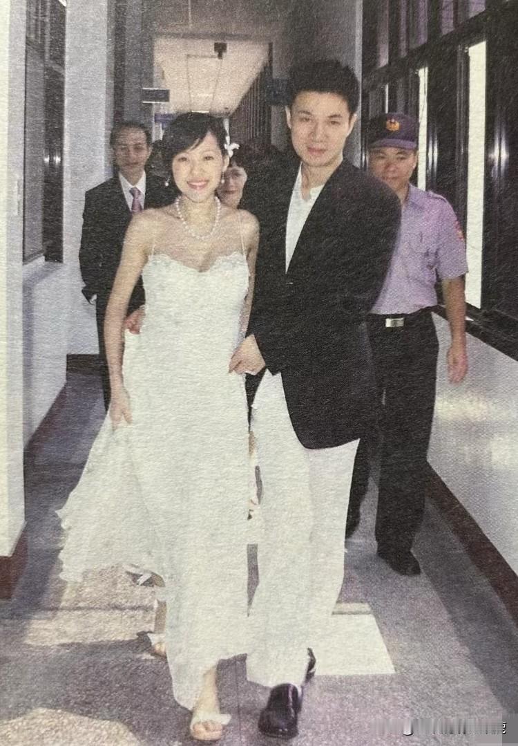 台湾著名的娱乐博主说不要带着滤镜看娱乐圈的这些明星艺人。有人问他关于小S家的