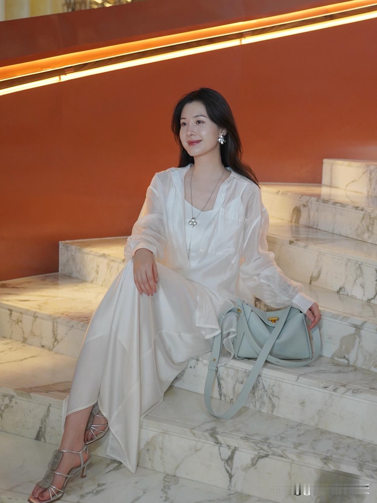 优雅白裙简直是都市女性的魅力密码！就像高圆圆的绝美写真，一袭白裙尽显都市风范。