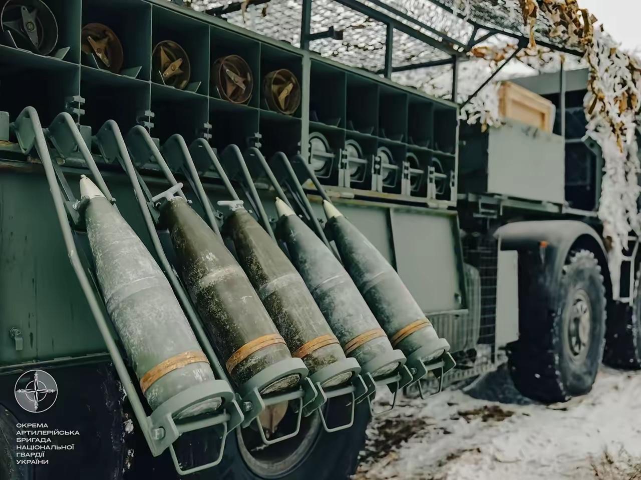 刚才发现乌克兰2S22型155毫米卡车炮，竟然是这种供弹方式！这炮看着威风，