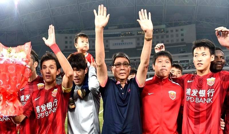 上海海港俱乐部在2024年从“上港”改名为“上海海港”，这是为了符合足协中性化名