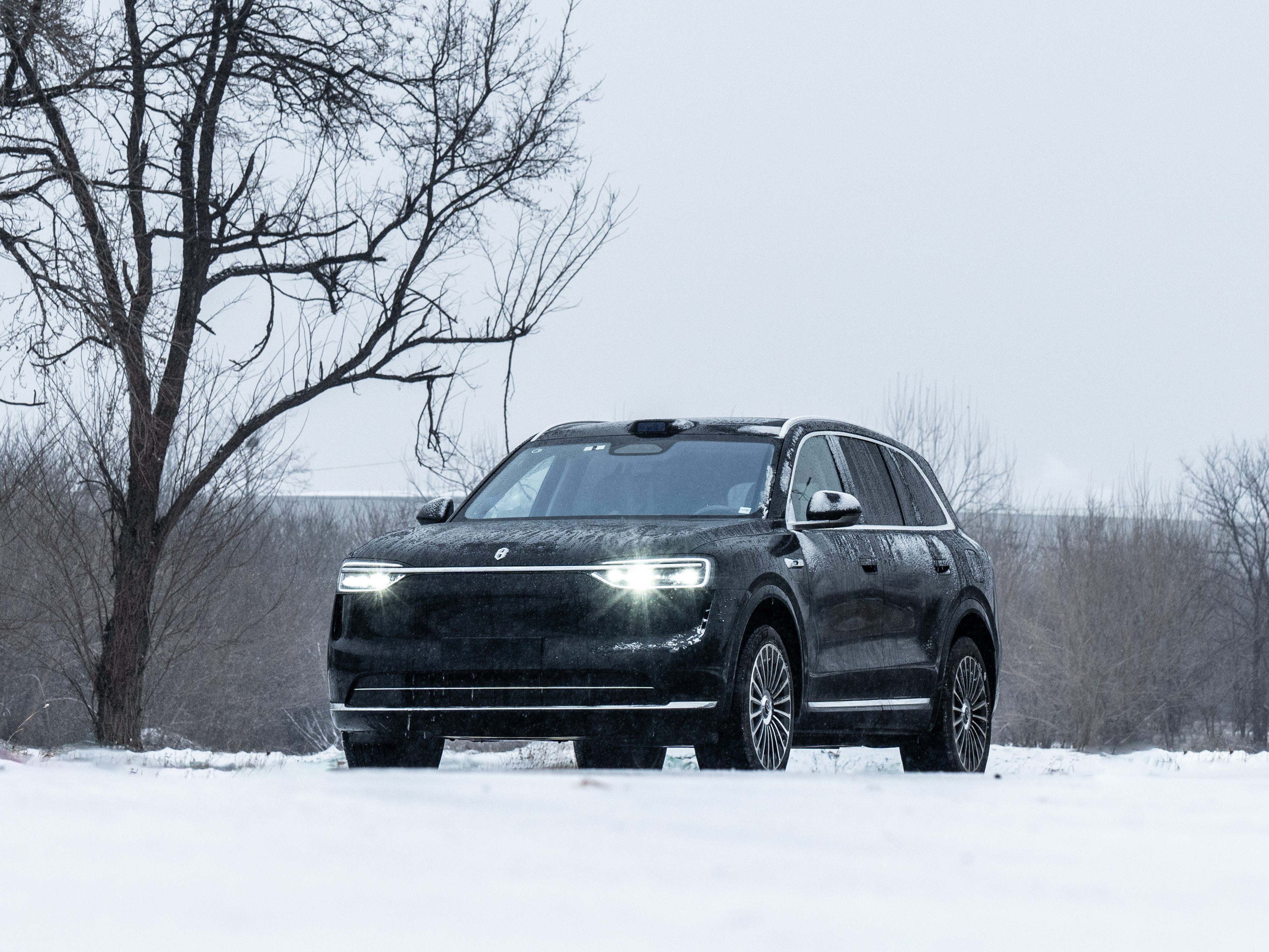 北京的第一场雪，必须给我的爱车拍组图！咋样？黑武士的全新问界M7是不是还蛮酷的？