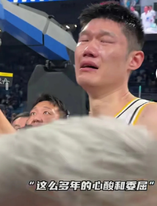 我问老公：“胡金秋打了十年球，咋今年才拿冠军？”老公说：“他膝盖打进过钢钉，