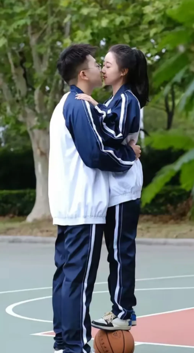 高马尾的高三女学霸，考完试直接冲进球队里，亲了自己暗恋了三年的男生！！爱就要
