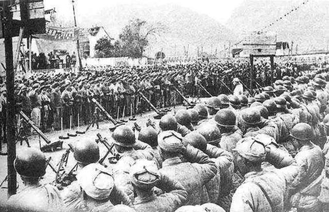 1949年深秋，山城重庆风雨欲来。国民党统治土崩瓦解之际，川军宿将潘文华宅邸内，