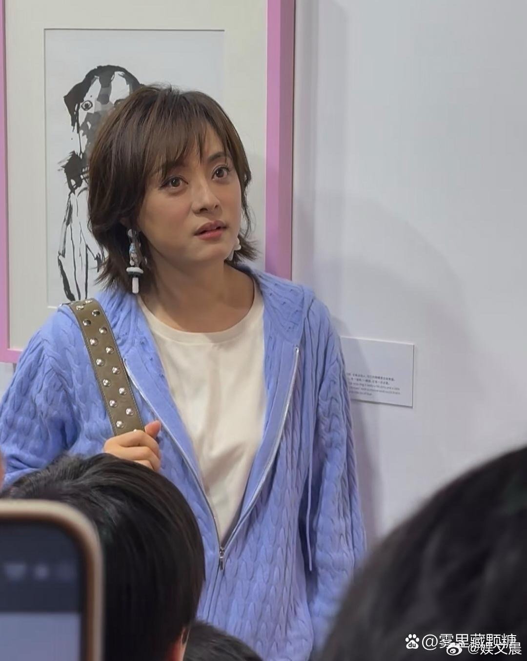 43岁孙俪现身上海花展，穿搭时尚又大方，圆脸饱满显福气，状态温婉又耐看，只是黑眼