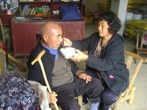 一段非常现实的话："只要你亲手伺候过一个屎尿屁都不能自理的老人，哪怕只有两